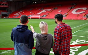 芝加哥小熊在 2016 年世界大赛第七战的延长赛中击败印地安人，举城欢庆终结百年遗憾